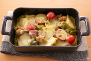 カレーが残ったらグラタンにしましょう。耐熱の皿にゆでたじゃがいもを並べ、グリーンカレーをかけ、ピザ用チーズをちらしてこんがり焼くだけ。ライスとは違った味わいです。