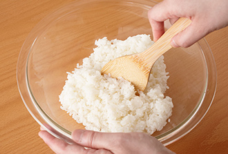 すし飯を作る。すし酢の材料をよく混ぜて砂糖を溶かす。ご飯をボウルに入れ、熱いうちにすし酢を回し入れ、しゃもじで切るように混ぜる。