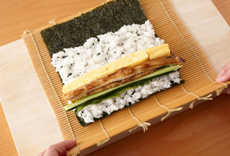 巻きすの上に焼きのりをおき、すし飯を広げる。手前に、青じそ、きゅうりをのせ、いか、あなご、厚焼き卵ものせて巻く。食べやすく切って皿に盛る。