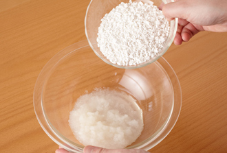 大根もちを作る。大根は皮をむいてすりおろし、ボウルに入れる。白玉粉を加えて練り、耳たぶくらいの固さにする（水分が足りなければ水をたす）。Aを加えて混ぜ、食べやすい大きさの円形にまとめる。