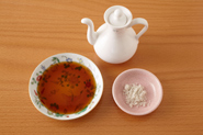 たれはお好みですが、大根もち、春巻きは酢じょうゆがおすすめ。えびパンは塩をつけてどうぞ。