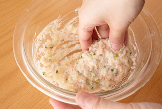 えびパンを作る。むきえびは塩、酒をふってもみ込み、5分おいて水洗いし、水気をよくきる。包丁で細かくみじん切りにし、ボウルに入れて Bを加えて混ぜる。パンを6等分に切って片栗粉を薄くふり、えびだねを等分にのせる。