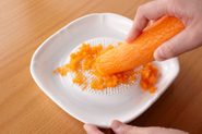 チヂミ生地ににんじんのすりおろしを加えると、彩りがよくなり、甘みも増します。量はお好みで。野菜の水分により生地がゆるくなったら小麦粉を足して調節してください。
