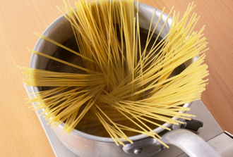 スパゲティを、塩を入れた熱湯（湯1リットルに対して塩小さじ2くらい）で袋の表示時間通りにゆでる。ゆで汁は後で使うので取っておきましょう。パプリカは縦に幅5ミリの細切り、ねぎは斜め薄切りにする。えびは尾を残して殻をむき、背わたを取っておく。
