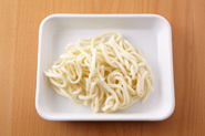 スパゲティのかわりにゆでうどんでもおいしく作れます。うどんを炒める前に、かるく湯をかけて水気をきり、ほぐしておくと炒めやすくなります。