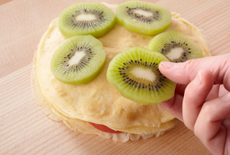 皿にクレープをのせ、ポテトサラダを薄くのせる。上にクレープを重ね、1段ごとに1種類の具をのせながらクレープを7～8枚重ねる。切ったときの断面が彩りよくなるように重ねましょう。