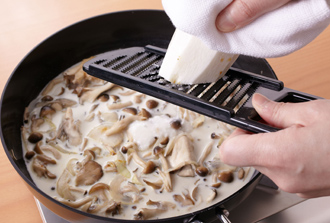 フライパンに玉ねぎ、しめじ、まいたけを入れて炒める。しょうゆを加えてサッと炒め、顆粒スープの素、牛乳を加える。長いもをすりおろして加え、ぐつぐつ煮立ってとろみがついてきたら、バターを加え、塩、黒こしょう各少々で味をととのえる。