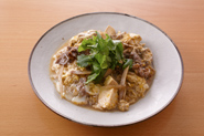 残った肉豆腐は、卵とじにするのがおすすめです。煮立たせて溶き卵を流し入れ、好みの加減にかたまったら火を止めます。三つ葉などを散らして。