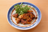 下味で漬けた鶏肉は、タンドリーチキンにアレンジしましょう。ケチャップ大さじ3を加えてなじませ、オーブンの場合は200度に予熱して20分ほど、オーブントースターの場合10分ほど焼いてください。トースターは焦げやすいので、表面が焦げてきたらアルミホイルをかぶせましょう。