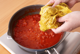 鍋にバター、トマト水煮を入れて火にかける。沸騰したら1の鶏肉を汁ごと加え、鶏ガラスープの素も加えて混ぜる。ふたをして、ときどきかき混ぜながら弱火で20分煮込む。