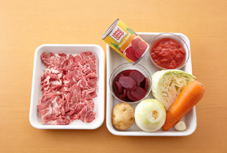 じゃがいも、にんじんは皮をむいて食べやすく切る。キャベツは3センチ四方くらい、玉ねぎもキャベツと同じくらいの大きさに切る。にんにくはつぶす。ビーツは大きいものは食べやすく切る。