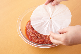 耐熱ボウルにひき肉とAを混ぜ合わせ、丸く切って穴をあけたオーブン用シートで落としぶたをし、電子レンジ（600W）で5分加熱。マカロニを加えてよく混ぜる。