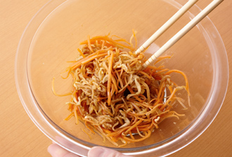 切り干し大根は水で戻し、水気をしっかり絞って食べやすく切る。にんじんは皮をむいて細切りにする。ボウルにAを混ぜ合わせ、切り干し大根、にんじんを加えて和える。