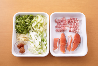 生鮭に塩をまぶして10分おき、さっと洗って水気をとり、2～3等分に切る。豚肉は幅1センチに切る。セロリの葉は幅5ミリに切り、セロリの茎とねぎは斜め薄切りにする。