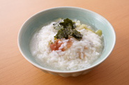 スープや具が残ったらご飯を入れて雑炊にアレンジ（2人分）。スープ1カップに水1/2カップを加えてのばし、ご飯200gを入れます。もみのりをのせるとよりおいしい。