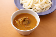 残ったカレーは、うどんにもよく合います。ゆでて流水でしめた冷たいうどんをつけてどうぞ。