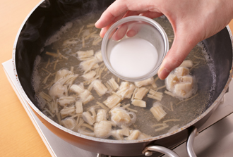 あんを作る。同じフライパンにAと帆立水煮を缶汁ごと加え、強火にかける。煮立ってきたら水溶き片栗粉を混ぜて加え、とろみがついたら塩、黒こしょうで味をととのえ、卵にかける。