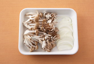 しめじ、まいたけは小房に分ける。玉ねぎは薄切りにする。