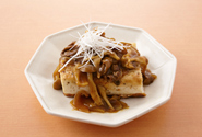 カレーあんを豆腐ステーキにかけるのもおすすめです。塩、こしょうをふって片栗粉をまぶした木綿豆腐をこんがり焼きつけ、カレーあんをかけましょう。