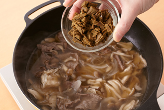 フライパン（または鍋）にサラダ油を中火で熱し、牛肉を炒める。肉の色が変わってきたら玉ねぎ、しめじ、まいたけを加えてさっと炒め、Aを加える。沸騰したら弱火で5分煮る。火を止めてカレールウを加えて溶かし、再び中火にかけてカレー粉を混ぜ、水溶き片栗粉でとろみをつける。