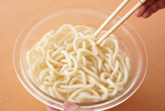 うどんを水でほぐして水気をきり、カレーに入れてひと煮して温めてから器に盛る。大根おろし、ねぎをのせる。