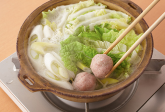 鍋に昆布、水、しょうがを入れて中火にかけ、煮立つ前に昆布を取り出す。味をみて塩を加え、白菜、ねぎを加えて煮立ってから肉団子を加える。大根おろし、ポン酢しょうゆを好みでつけて食べる。