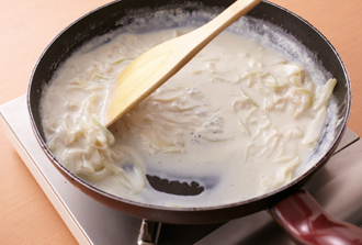 同じフライパンにバター10g、玉ねぎを入れて炒め、しんなりしてきたら１の牛乳で溶いた薄力粉を加え、強めの中火でとろみがつくまで混ぜながら炒める。