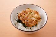 かき揚げにたれをからめてご飯にのせ、かき揚げ丼にするのもおすすめ。3倍濃縮のめんつゆ（大さじ2）、砂糖（小さじ1）、水（1/2カップ）を入れて煮立て、かき揚げをくぐらせてご飯にのせます。ご飯にもみのりを散らしておくのがポイント。