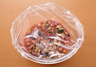 ラタトゥイユソースの野菜はそれぞれ1cm角に切って耐熱の器に入れ、他の材料、調味料も全て加えて混ぜる。ラップをふんわりかけて電子レンジ（600W）で12分加熱する。味を見て足りないようなら塩、粗挽き黒こしょう（分量外）で味をととのえる。