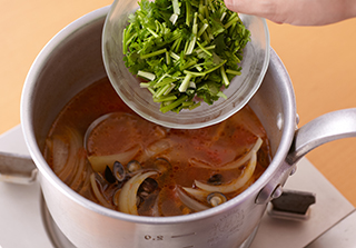 水2カップを加えて5分ほど煮たら、香菜を加えて混ぜ合わせ、火を止める。