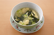 鶏肉のゆで汁はうまみが出ておいしいのでスープにしましょう。（ゆで汁を使ったわかめと卵のスープ）の材料と作り方（2人分）：残ったゆで汁（適量）に乾燥カットわかめ（2つまみくらい）、輪切りのねぎ（適量）を入れます。溶き卵（1個分）を少しずつ流し入れてかき玉を作り、塩、こしょう（各適量）で味をととのえればでき上がり。