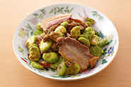 高菜漬けを味つきザーサイに、サラダ油をごま油にすると、風味が中華風に変わり、また別のおいしさを楽しめます。そら豆と豚肉のザーサイ炒め　材料（2人分）と作り方：味つきザーサイとごま油以外の材料は同じ。高菜漬けのかわりに味つきザーサイ（瓶詰・50g）を粗みじん切りにする。ごま油で豚肉とそら豆を炒め、さらに味つきザーサイを加えて1分ほど炒めたらAで味つけ。汁気がなくなればでき上がり！