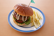 ハンバーグをレタスや輪切りのトマトと一緒にバーガーバンズにはさんで、手作りバーガーにするのも楽しいですよ。マヨネーズをちょっとかけるとおいしい！
