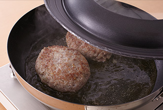 1分焼いたら上下を返し、さらに1分焼く。焼き目がついたら水を加え、ふたをして5分蒸し焼きにする。Bを加えてからめ、とろりとするまで煮詰める。器に盛り、残ったソースをかける。大根おろしの水気をしっかりしぼって青じそを混ぜ、ハンバーグにのせる。茹でたもやしを添えて。