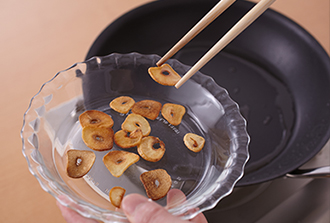 フライパンにサラダ油、にんにくを入れて弱火にかけ、きつね色になってカリッとするまで焼き、取り出しておく。