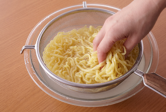 鍋にたっぷりの湯を沸かし、中華麺を袋の表示を目安にゆでる。ざるに上げてもむように水洗いをし、水気をきる。2の鍋を中火にかけ、麺を加えてひと煮立ちしたら器に盛る。