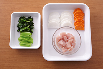 鶏肉は皮を除いて2センチ角に切る。大根、にんじんは皮をむいてそれぞれ幅5ミリの半月切りにする。小松菜は熱湯でサッとゆでてざるにあげ、長さ4センチに切る。