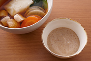 雑煮を、甘いくるみだれにつけて食べるのもおすすめです。ひと工夫で２つの味が楽しめます。くるみ雑煮　材料（2人分）と作り方：くるみ（40g）は弱火で炒って薄皮を取り除き、すり鉢（またはフードプロセッサー）ですりつぶす。砂糖（大さじ2）を加えてさらにすり、雑煮の煮汁（大さじ2）を加えて溶いたら出来上がり。雑煮に添えて、具や餅をつけて食べましょう！