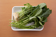 青梗菜の代わりに空芯菜、小松菜、豆苗でもおいしくできます。作り方は同じで、空芯菜、小松菜は軸を先に炒めて、最後に葉を加えます。豆苗は一度に炒めて一旦取り出し、焼いたえびなどと炒め合わせます。