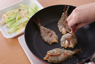 熱したフライパンにごま油を入れ、青梗菜の軸、ねぎを強火で1分ほど炒めて取り出す。えびを開いてフライパンに押しつけるように並べ、両面に焼き目がつくまで強火で1分ほど焼く。