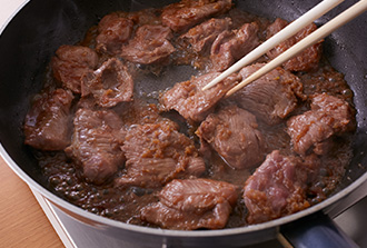 フライパンに1のラムを漬け汁ごと入れ、強火で2～3分炒める。器に盛った野菜の上にのせ、汁もかける。