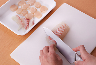 鯛は一口大のそぎ切りにする。帆立貝柱は半分の厚さに切る。