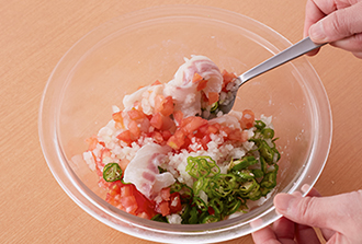 ボウルに全ての材料を入れ、Aを加えてあえる。冷蔵庫に10分以上入れて味をなじませる。
