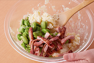 2のボウルにマヨネーズを入れて混ぜ、ベーコン、そら豆を加えてサッとあえる。器に盛り、粗挽き黒こしょうをふる。