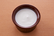 トルコでは、にんにくと塩を入れたヨーグルトソースがよく使われます。肉詰めにかけて食べるといっそうおいしくなります！ヨーグルトソースの材料（作りやすい分量）と作り方：ヨーグルト（1/2カップ）にんにくのすりおろし（小さじ1/2）、塩（少々）を混ぜる。
