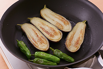フライパンになすを並べてサラダ油をかけ、全体にからめる。中火にかけ、焼き色がつくまで両面をじっくり焼く。最後にしし唐辛子を加えてさっと焼く。器に盛って1の田楽みそを塗り、しし唐辛子を添える。