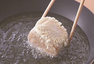 揚げ油を170℃に熱し、れんこんに1のころもをからめて入れ、ときどき転がしながら10分ほどじっくり揚げる。油をきり、冷めたら食べやすい大きさの輪切りにする。