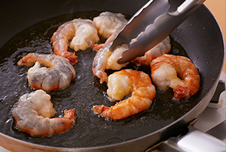 フライパンにサラダ油大さじ3を中火で熱し、えびを並べる。1分焼いて上下を返し、さらに1分焼いて取り出す。フライパンをペーパータオルで拭き、サラダ油大さじ1/2を足す。にんにく、しょうが、ねぎを加えて香りが出るまで弱火で炒める。