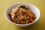 鍋の〆は焼きそばがおすすめです。フライパンで中華蒸し麺を炒め、残った煮汁で味つけし、水分を飛ばすように炒めます。麺1玉に対して煮汁大さじ4が目安です。かきのうまみでおいしい焼きそばに！