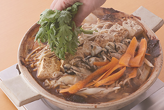 かきを加えて2～3分煮る。春菊を加えてさっと煮て、みそを溶きながら好みの味加減にして食べる。